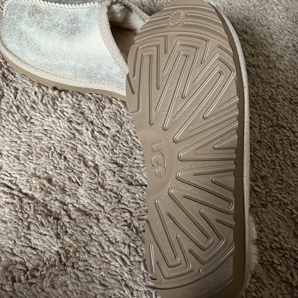 Ugg - Picture 2 of 4